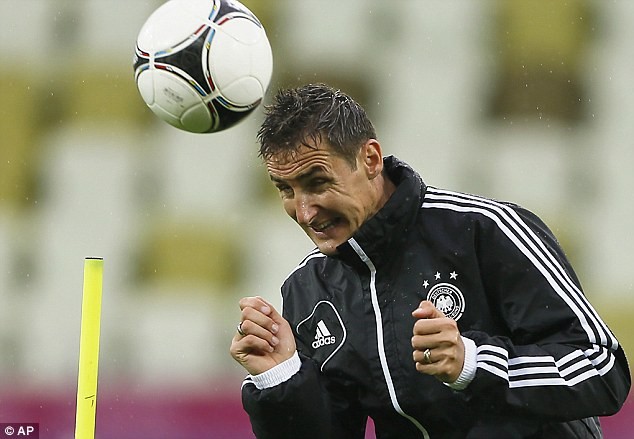 Miroslav Klose bất ngờ được đá chính.